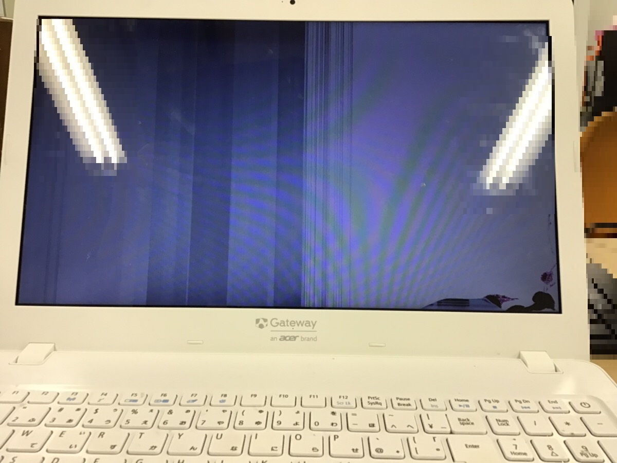 大阪府大東市 ノートパソコンの液晶が割れてしまった／Acer Windows 10のイメージ