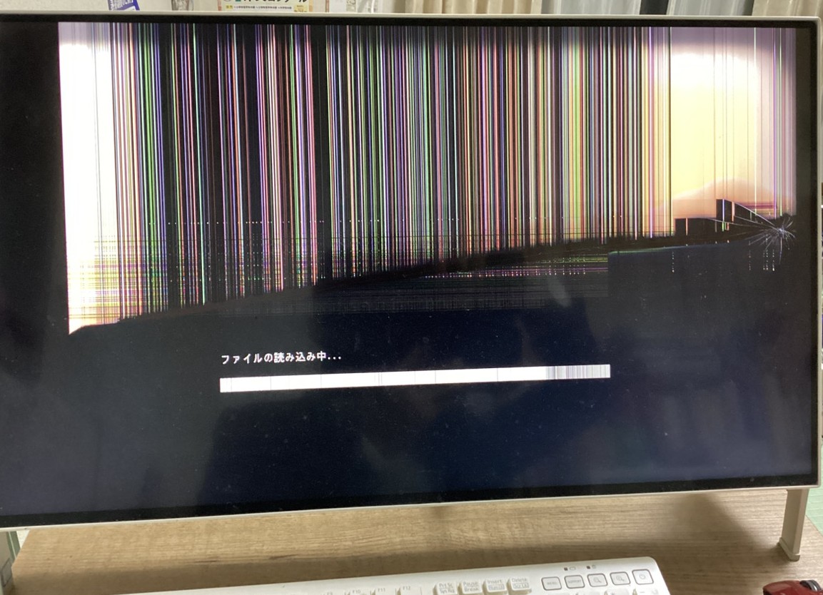 千葉県八千代市 液晶画面の全体に線が入る。上半分が特に入る 。/ 富士通 Windows 11のイメージ